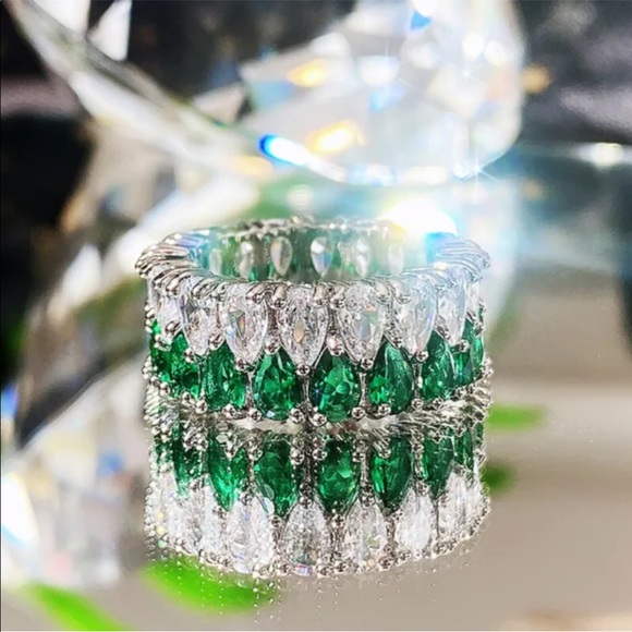 New Women’s 925 Silver Beautiful Luxurious Emerald Diamond Ring - Picture 3 of 4
